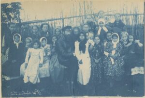 Daughters of settlers with students of Piłsudski in the garden of the meteorological station